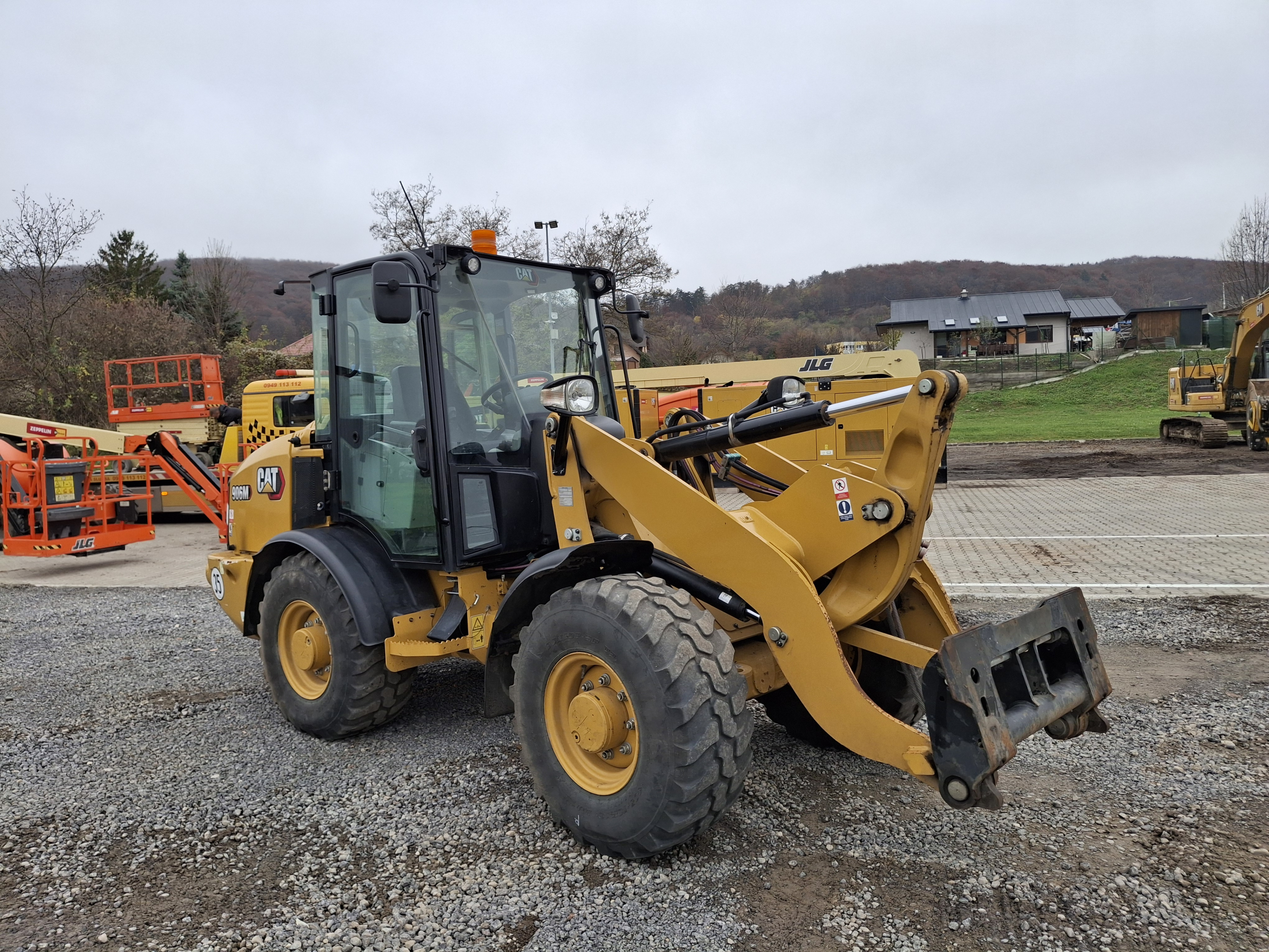 Čelný lopatový nakladač Cat 906M - použitý stroj K5602777 4