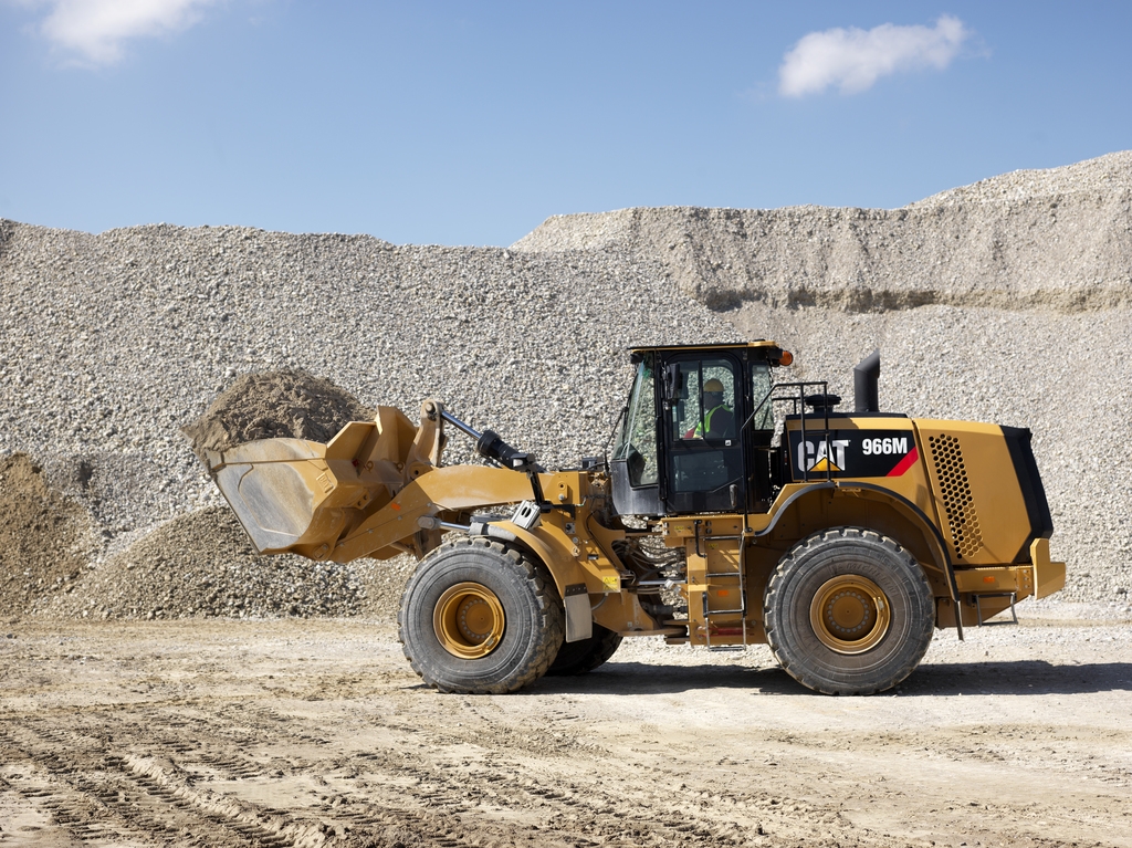 Čelný lopatový nakladač CAT 966M