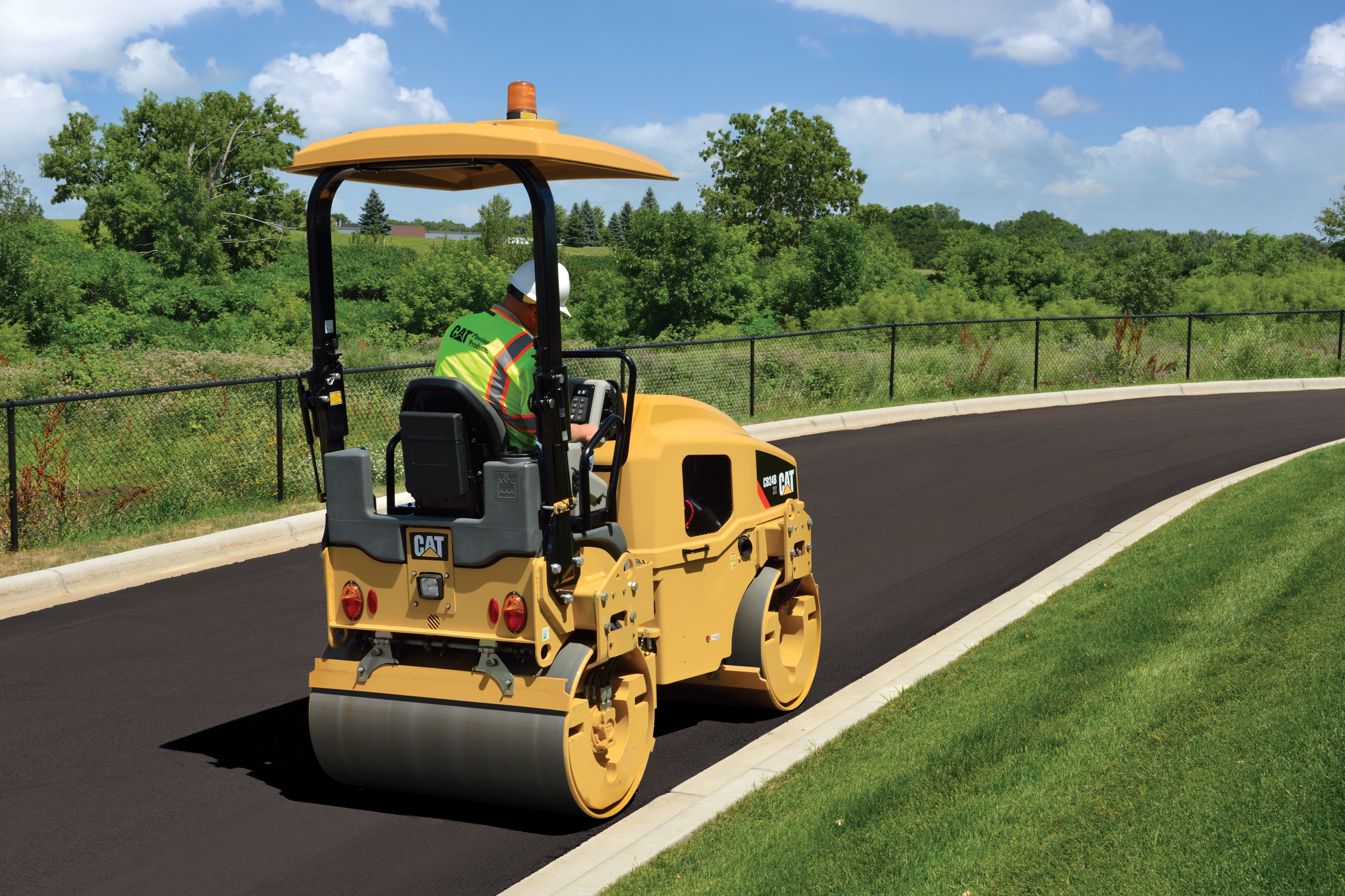 Tandemový vibračný valec CAT CB24B