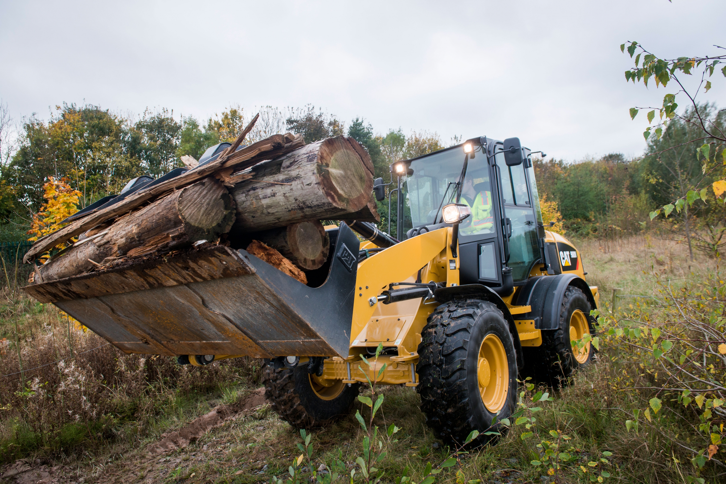 Čelný lopatový nakladač Caterpillar 908M