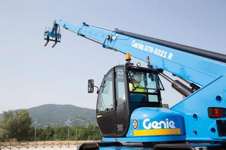 Otočný teleskopický manipulátor Genie GTH 4018R