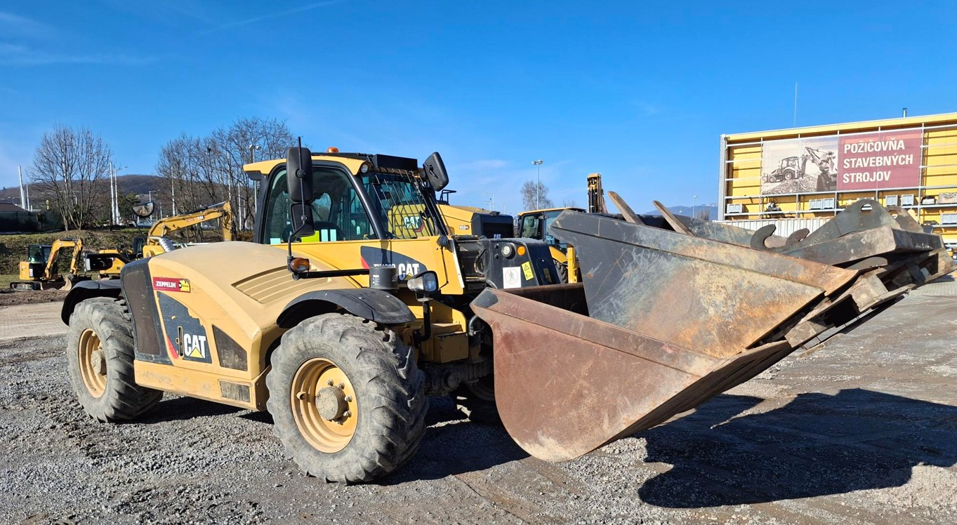 Teleskopický manipulátor CAT® TH 408D  TH900684